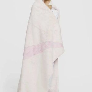 NIKE Plush Faux Fur Blanket Light Soft Pink / Pink Foam